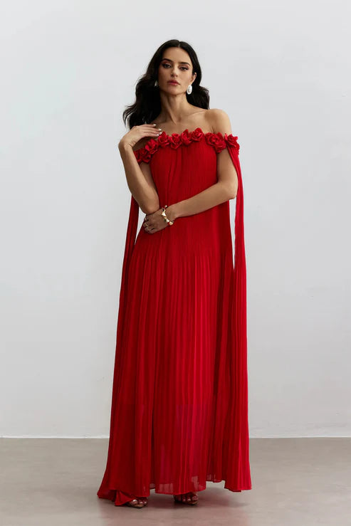 Vestido de Sofía - Rojo con detalle de roseta y hombros descubiertos