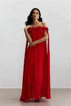 Vestido de Sofía - Rojo con detalle de roseta y hombros descubiertos