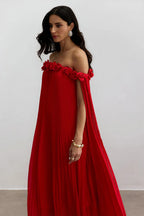 Vestido de Sofía - Rojo con detalle de roseta y hombros descubiertos