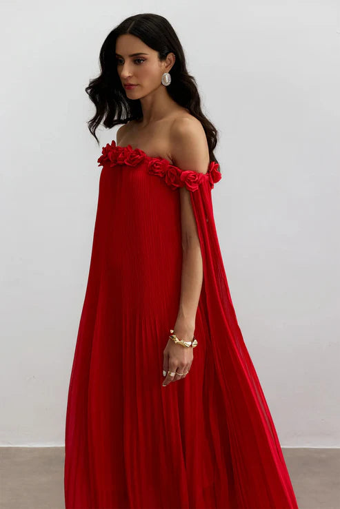 Vestido de Sofía - Rojo con detalle de roseta y hombros descubiertos