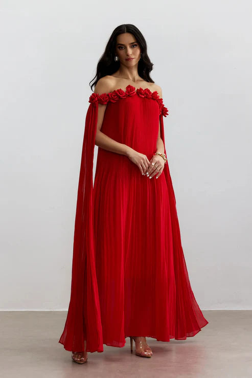 Vestido de Sofía - Rojo con detalle de roseta y hombros descubiertos