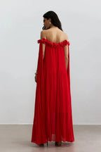 Vestido de Sofía - Rojo con detalle de roseta y hombros descubiertos