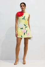 Vestido mini sin mangas con apliques florales de Luisa