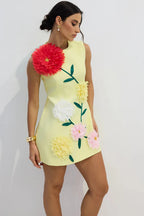 Vestido mini sin mangas con apliques florales de Luisa